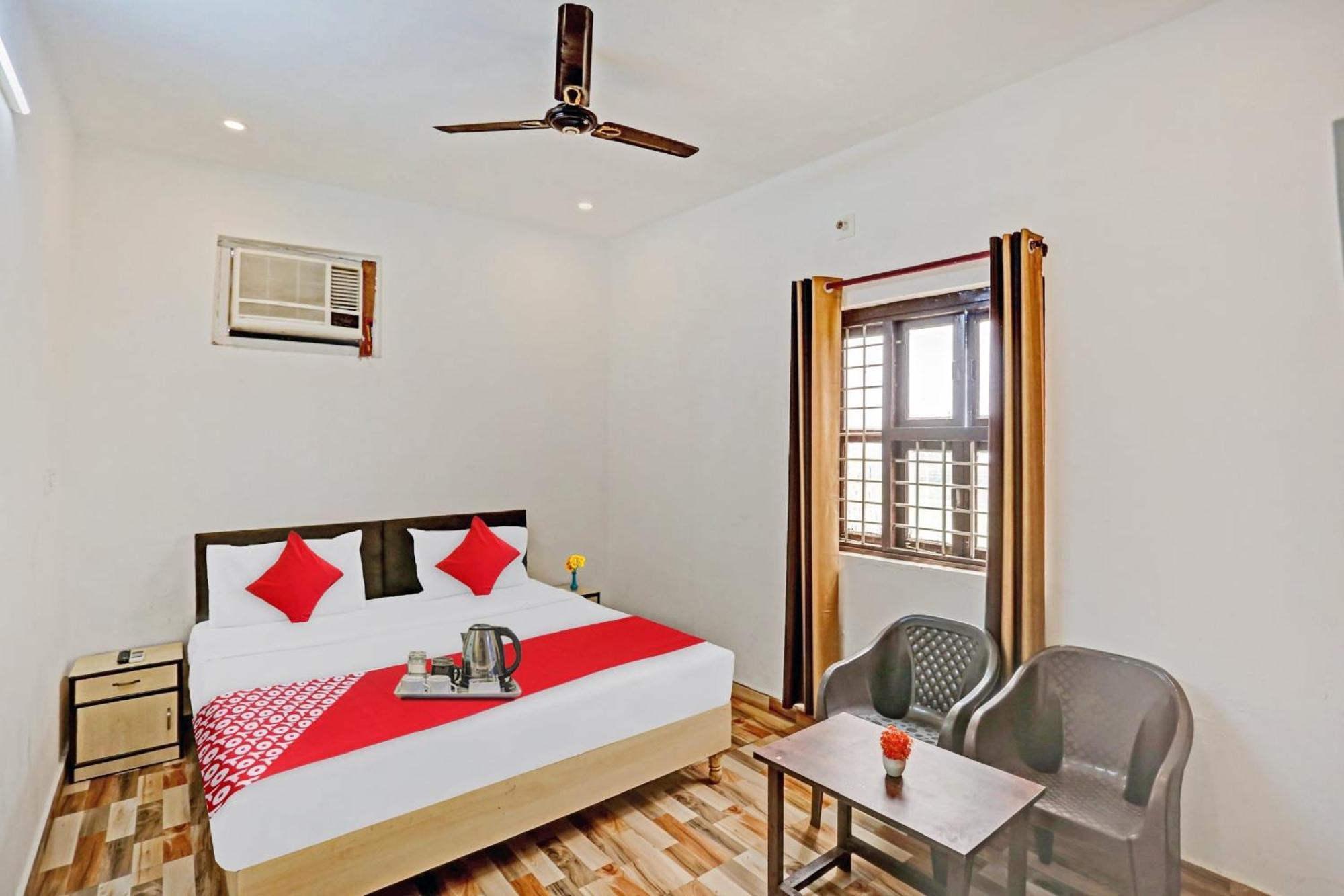 Oyo Nirvan Near Jahangirpuri Metro Station Hotel 3*